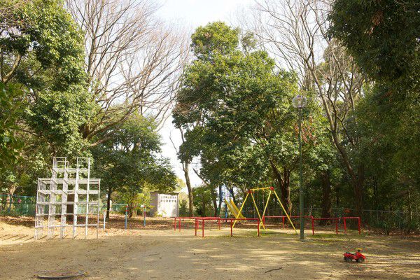 自然豊かな「天神町公園」は、約940m（徒歩12分）。