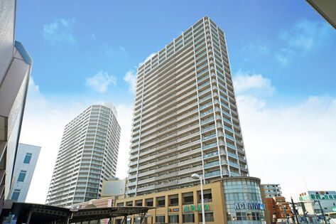 高層ツインタワーと商業棟で構成される「ローレルスクエア高槻」。 高層ツインタワーと商業棟で構成される「ローレルスクエア高槻」。