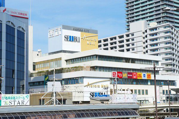 「西武高槻店」までは約40m（徒歩1分）。