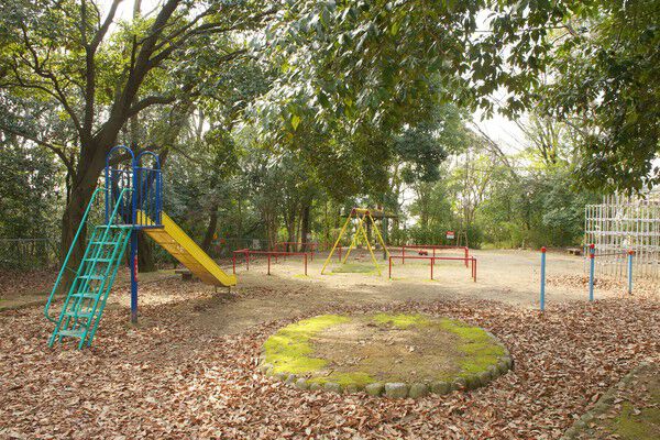 歴史ある遺跡が残る「天神町公園」まで約400m（徒歩5分）。		