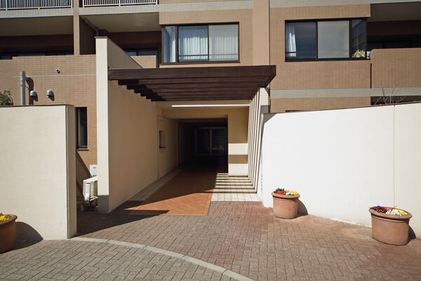 エントランスはバリアフリー設計。ベビーカーや車いすでの往来もスムーズ。		