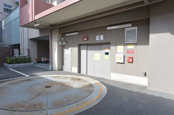 160台収容のタワーパーキングを敷地内に設置しています。				