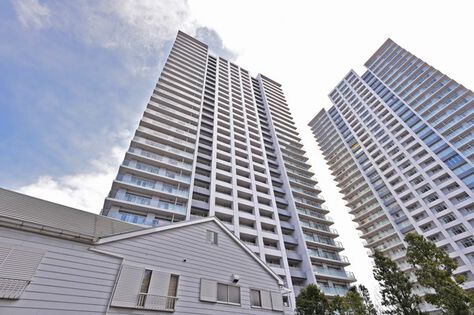 現代の「お屋敷」をコンセプトに、敷地内に広大な庭園を設けたツインタワー。		