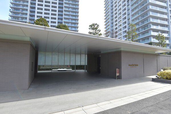 高さ約3m、幅約20mもの和の風格漂うグランドゲートが、住まう人をお出迎え。		