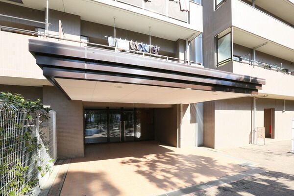 庇が大きく張り出したエントランス。雨の日でも快適に住まう人を迎え入れます。		 庇が大きく張り出したエントランス。雨の日でも快適に住まう人を迎え入れます。