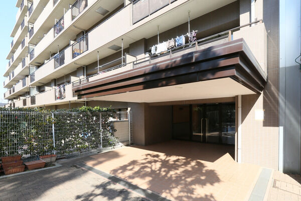 エントランスはオートロックシステムを採用。宅配ロッカーも備えています。		 エントランスはオートロックシステムを採用。宅配ロッカーも備えています。