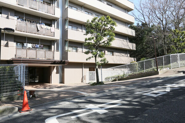 敷地内に89台の駐車場を確保。駐輪場は205台分を用意しました。 敷地内に89台の駐車場を確保。駐輪場は205台分を用意しました。