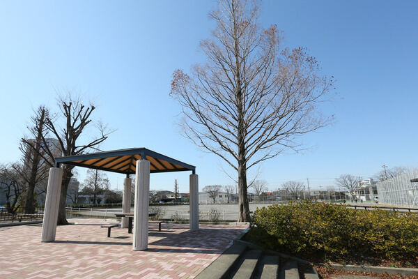 広々とした多目的グラウンド「観音寺下公園」まで約900m(徒歩12分)。		 広々とした多目的グラウンド「観音寺下公園」まで約900m(徒歩12分)。