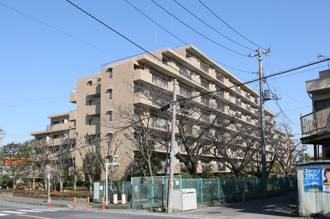 総タイル貼りの外観。どっしりとしたフォルムが品格を感じさせます。		 総タイル貼りの外観。どっしりとしたフォルムが品格を感じさせます。