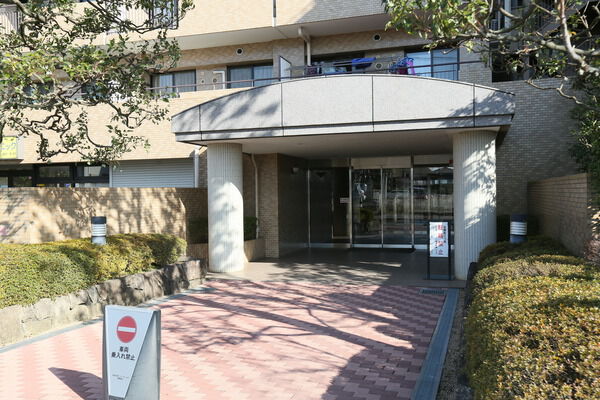 磁器質タイル貼りのエントランス。住まいの「顔」に相応しい気品に満ちています。 磁器質タイル貼りのエントランス。住まいの「顔」に相応しい気品に満ちています。