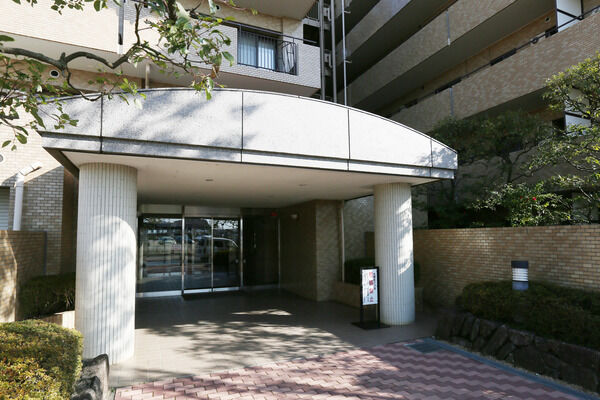 エントランスはオートロック・オートドアシステムを採用。 エントランスはオートロック・オートドアシステムを採用。