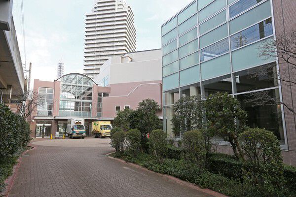 街のシンボルとなる高層タワー。内部中央は光と風の通るボイド空間です。		