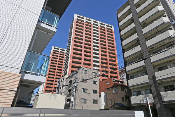 【スカイレジデンシャルタワーズ】奥行きをとったバルコニーには、スロップシンクを設置。 【スカイレジデンシャルタワーズ】奥行きをとったバルコニーには、スロップシンクを設置。