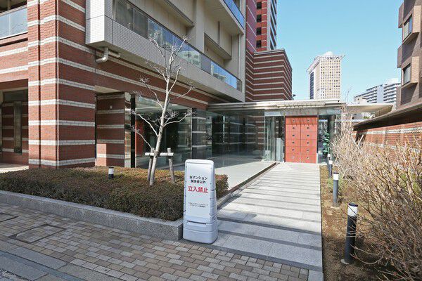 ジャケットを羽織るような両サイドを穏やかな色合いのブラウンタイルが特徴の外観。