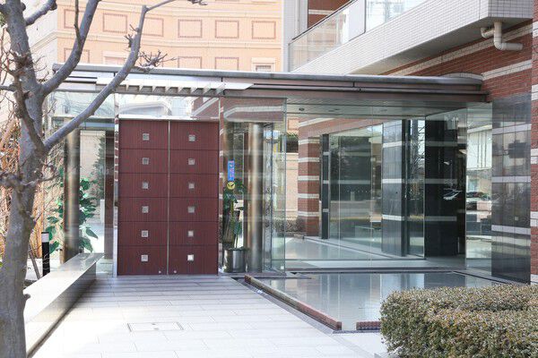 清らかな水に心癒されてきたその想いをエントランスデザインに取り入れています。		