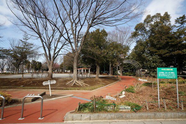 テニスコート等を備える「与野中央公園」まで約960m（徒歩12分）。