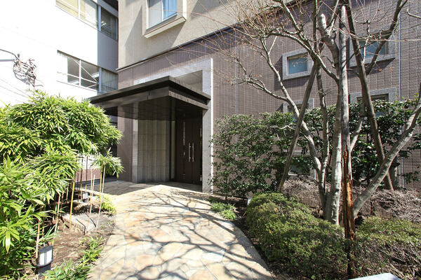 枯山水の伝統を受け継ぐ和風庭園が、エントランスを飾ります。		