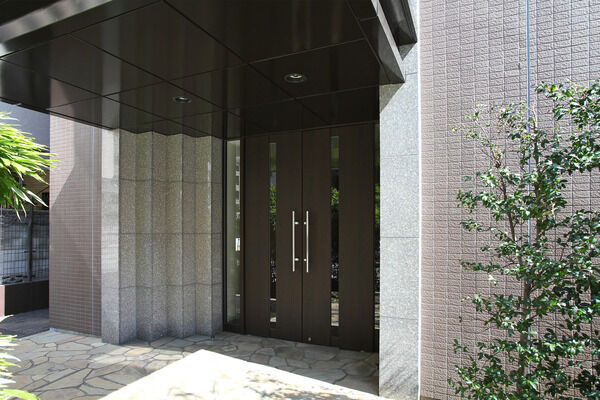 奥ゆかしい表情で住まう人やゲストを迎え入れます。		