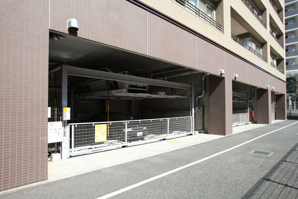 駐車場、駐輪場は屋内に。景観を損なわず、風雨から愛車を守ります。		