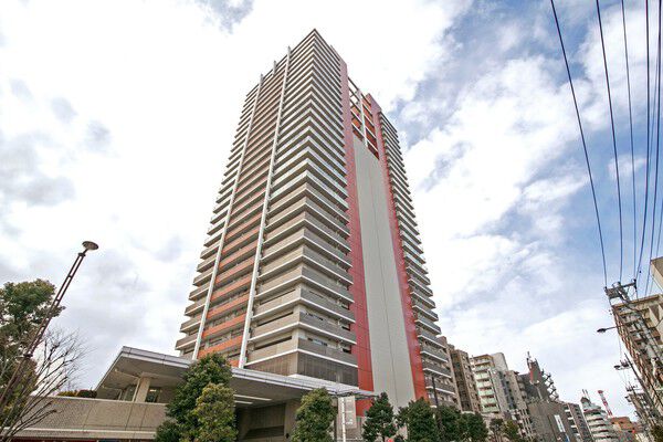 【ライオンズマンションコスタ・タワー浦和】33台の監視カメラや防災備蓄倉庫など安心・安全に配慮しています。		