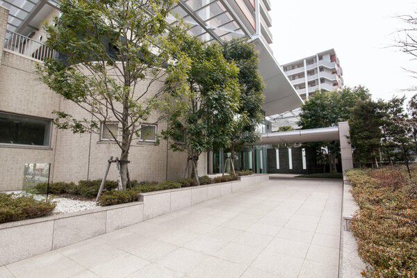 リモコンシャッターで守られた地下には計157台分の駐車場を用意。		