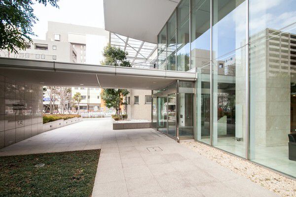 ガラス張りのエントランスホールは、2層吹き抜けの大空間が広がります。		