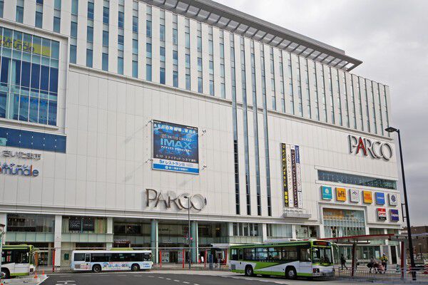 フード・シネマ・ファッション店が並ぶ「PARCO」まで約450m（徒歩6分）。		