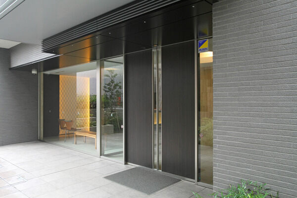 落ち着いた風格を醸し出すエントランス。訪れる人を上品に迎え入れます。		