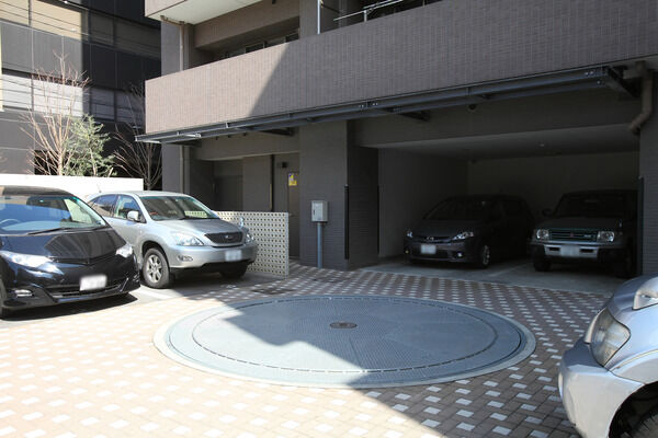 10台分の平置き式駐車場スペース。3台収容の機械式駐車場も用意。		