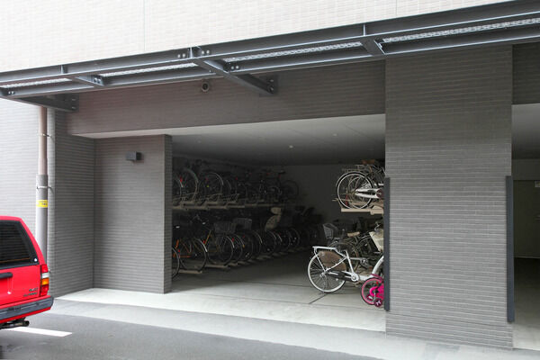 雨風を防ぐ屋内駐車場と屋内バイク置き場を設置。		