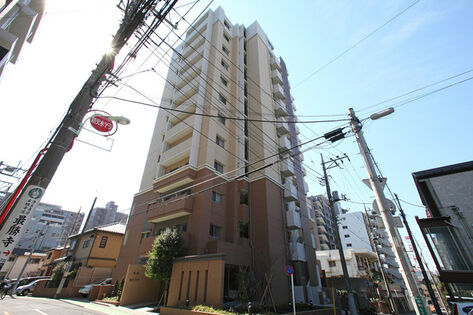 地上12階建て。3層の都市型フォルムが街並みに映えます。		