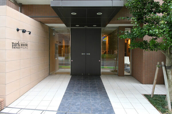 直線的なデザインが端正な表情を醸し出すエントランス。		 直線的なデザインが端正な表情を醸し出すエントランス。