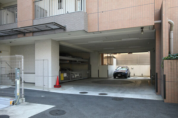 駐車場は機械式11台、平面式4台を用意。自転車置き場は50台を収容。		 駐車場は機械式11台、平面式4台を用意。自転車置き場は50台を収容。