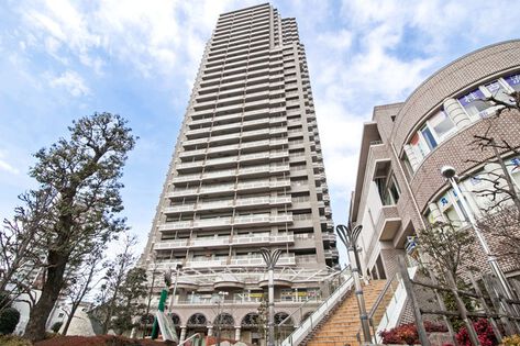 端正な外観デザインが人々の視線を集める地上31階建ての超高層タワー。		