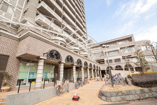 アールデコ調のファサードが印象的な商業棟。		