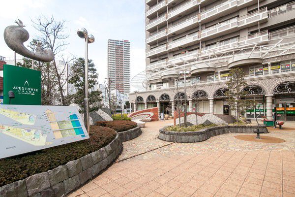 敷地内のあちこちに配された豊かな植栽が目を楽しませてくれる。		