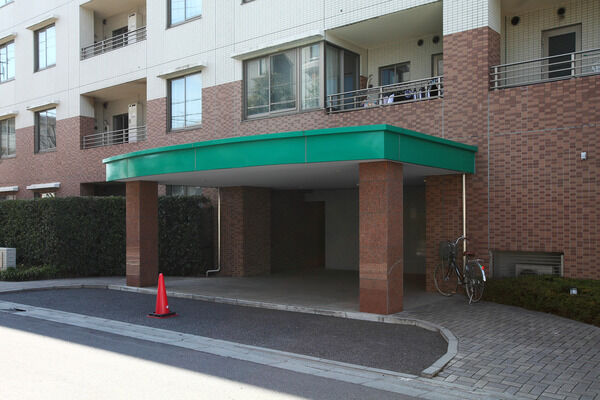 緑の庇が印象的なエントランス。ホテルライクな車寄せ付きです。		