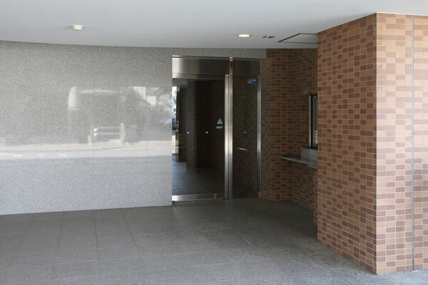 防犯カメラや窓センサーなど、配慮を重ねたセキュリティで安心を守ります。		