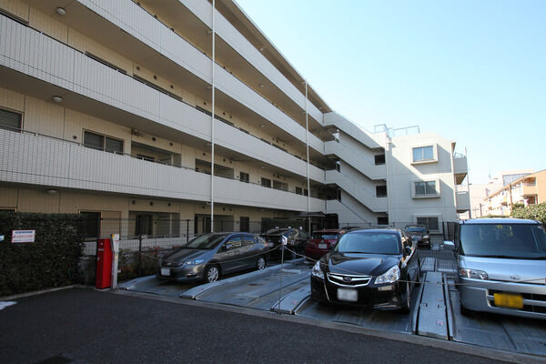 総戸数の約72％にあたる42台分の機械式駐車場を用意。		