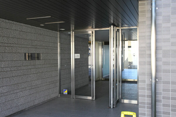 街路から住戸の玄関まで段差のないバリアフリー動線です。		