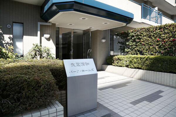 住まいのクオリティを語るエントランスはシックな磁器質タイル貼り。 住まいのクオリティを語るエントランスはシックな磁器質タイル貼り。