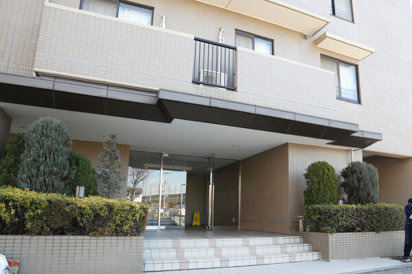 エントランスは西側。植栽が美しく施されています。