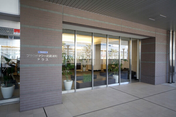 2階のメインエントランスからダイレクトに武蔵浦和駅西口へ繋がる。