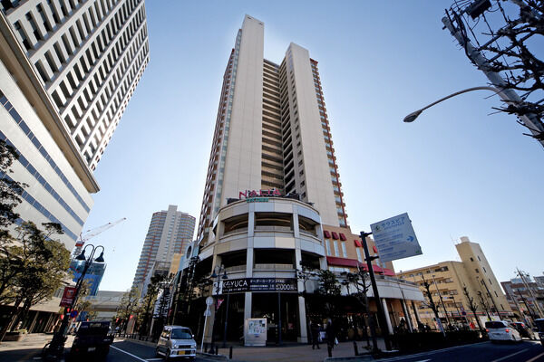 各種ショップや飲食店が入った「ナリアテラス」は約80m（徒歩1分）。