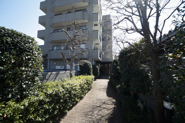 道路面から奥まったレイアウトがいっそうゆとりを感じさせてくれます。		