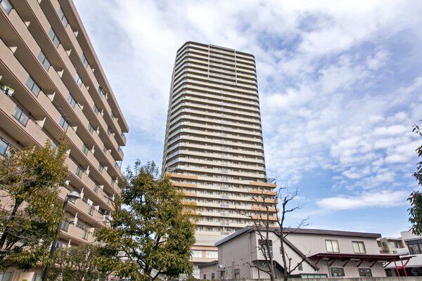 【ミューズシティザファーストタワー】駅前でありながら美しく整備された街並みに、外観のアースカラーが調和する。	