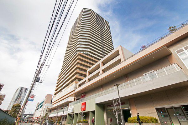 【ミューズシティザファーストタワー】タワーの足元には「ミューズシティショッピングスクエア」があり日常の買い物に便利。