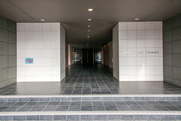 洗練されたサウスエントランスは、住まいのクォリティの高さを物語る。