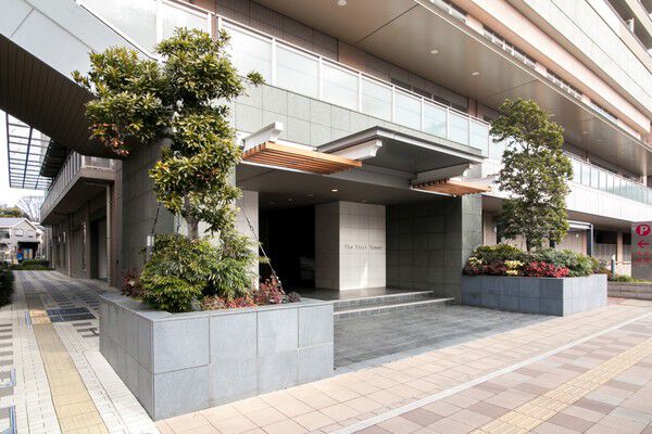 随所に施された豊かな植栽が、住む人と街並みに潤いを与えてくれる。		