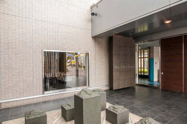 道路から奥まったノースエントランス。上品な佇まいで訪れる人を迎え入れてくれる。		